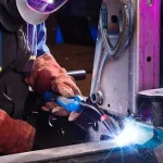 Segurança na soldagem: Substituição oportuna de pontas de contato desgastadas - Mantenha a precisão e a estabilidade (WeldSafe Essentials 14)