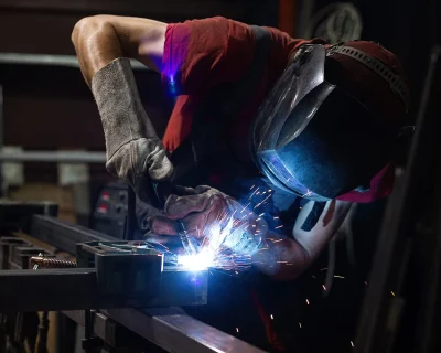 Sécurité en soudage : Maintenir le câble de la torche MIG aussi droit que possible - Pour une alimentation en douceur et des arcs stables (WeldSafe Essentials 13)