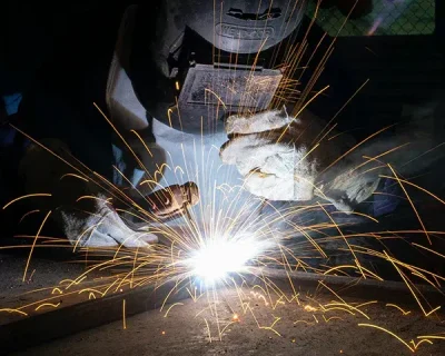 Seguridad en la soldadura: Eliminación del riesgo de incendio por materiales inflamables (WeldSafe Essentials 2)