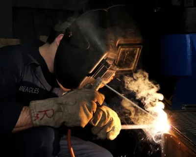 Sécurité en soudage : Installation de la gaine et réglage de la saillie de la pointe de contact - Réglage précis pour une alimentation en douceur (WeldSafe Essentials 12)